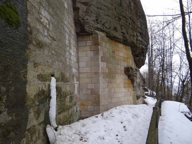 Das Bild zeigt Felssicherung durch Untermauerung an der Festung Königsstein.