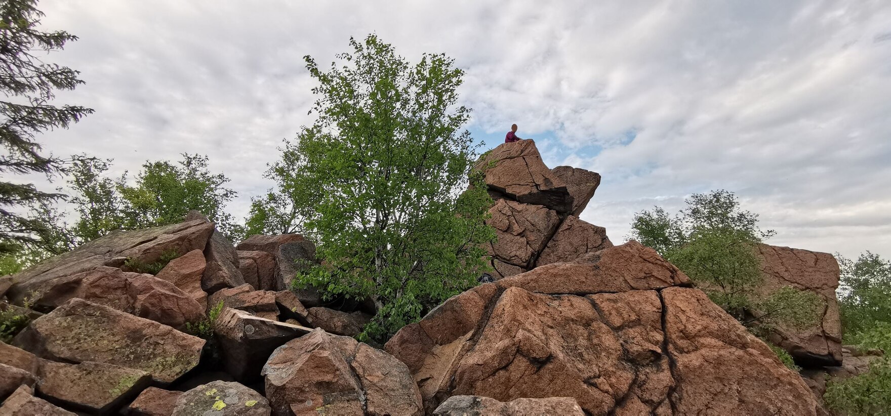 Spitze des Großen Lugsteins mit Felsen aus Teplice-Rhyolith