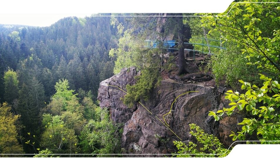 Felsen der Talkanzel mit aussichtsbank. darunter liegt eine Falte aus deformiertem Gneis.