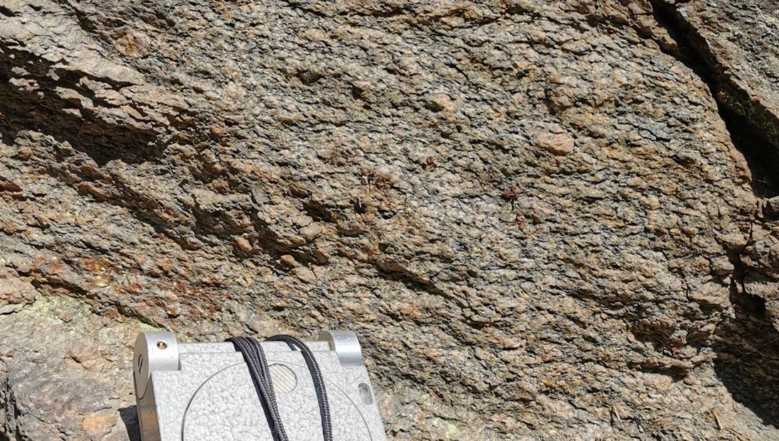 Das Ausgangsgestein Granit ist in wenig gescherten Bereichen des Aufschlusses gut erkennbar.