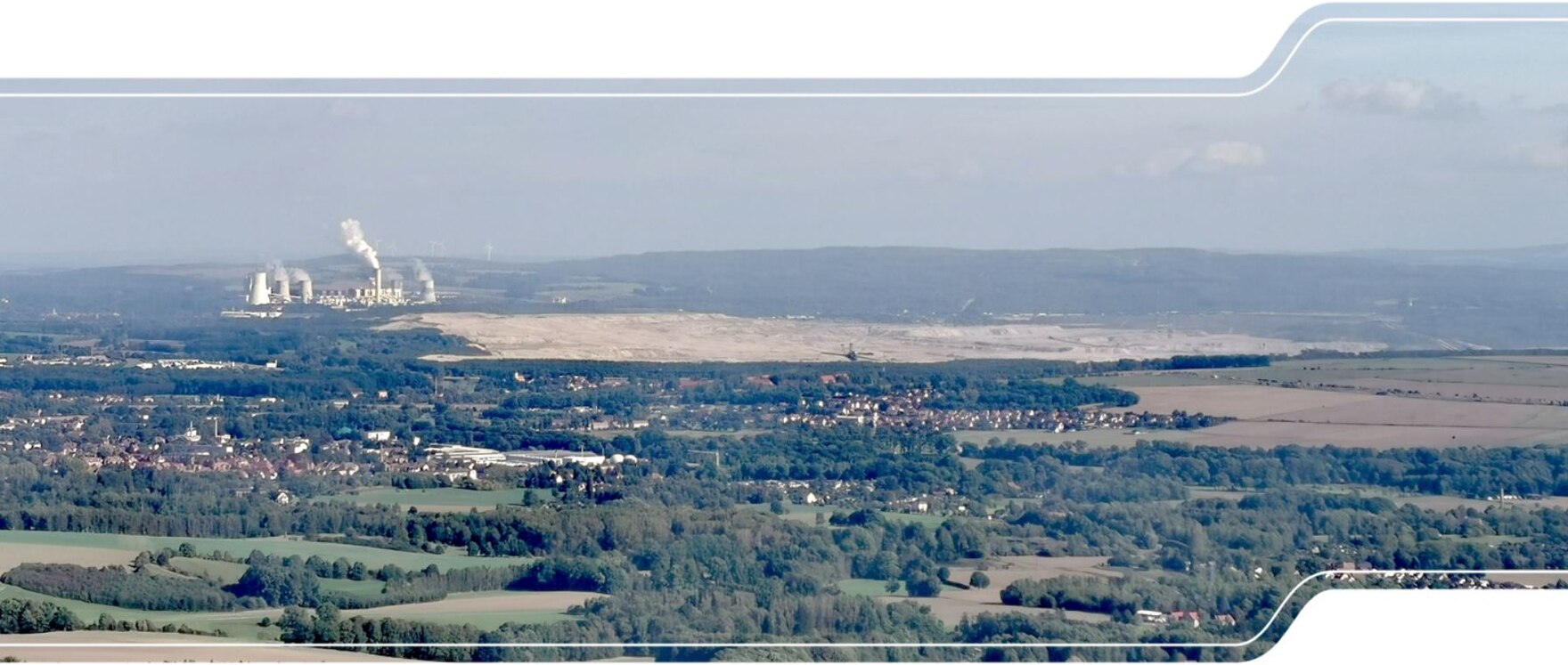 Blick vom Zittauer Gebirge ins Zittau-Turow-Hradek-Becken mit Tagebau und Heizkraftwerk.