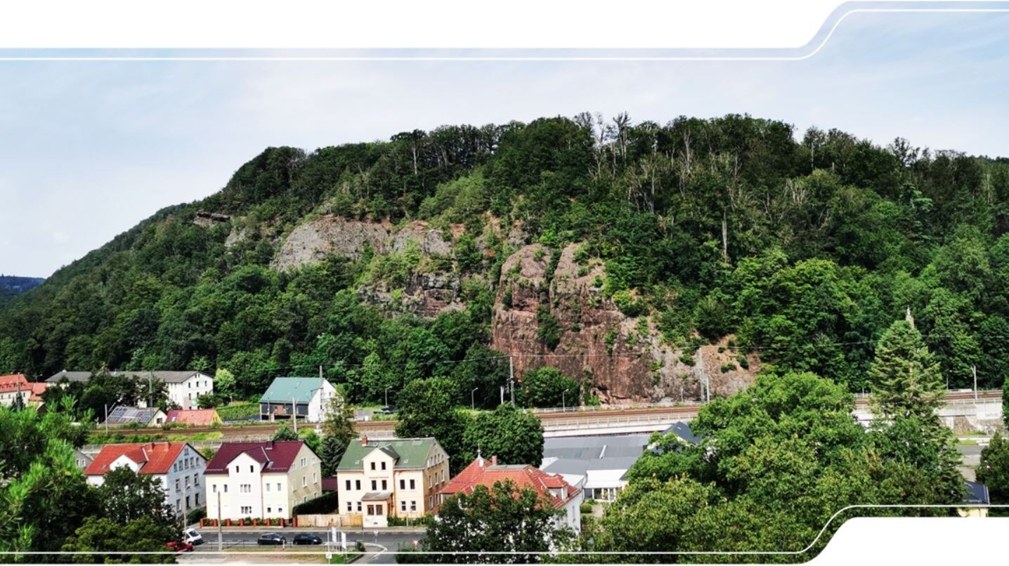 Blick aus der Regionalbahn auf den Backofenfelsen.