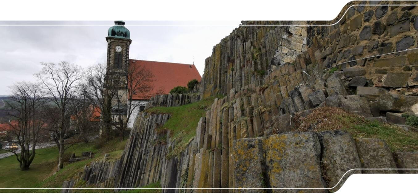 Fotografie des Burgbergs von Stolpen mit typischen Basaltsäulen im Vordergrund