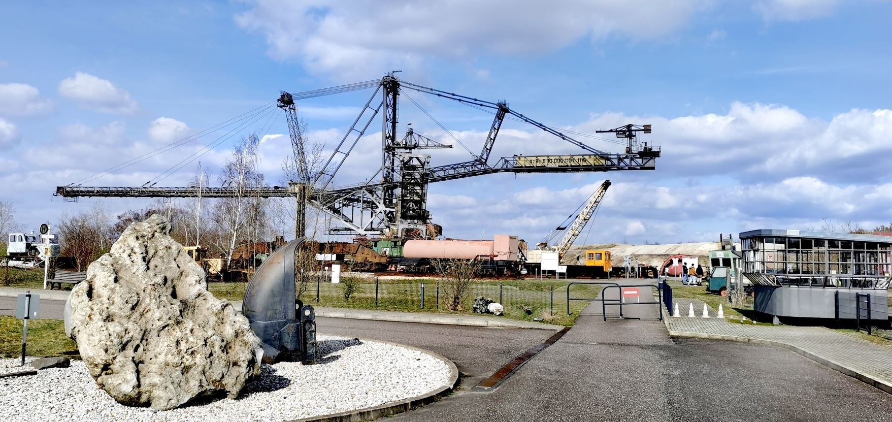 Absetzer von Abraum aus dem Technik-Park des Braunkohle-Tagebaus Espenhain