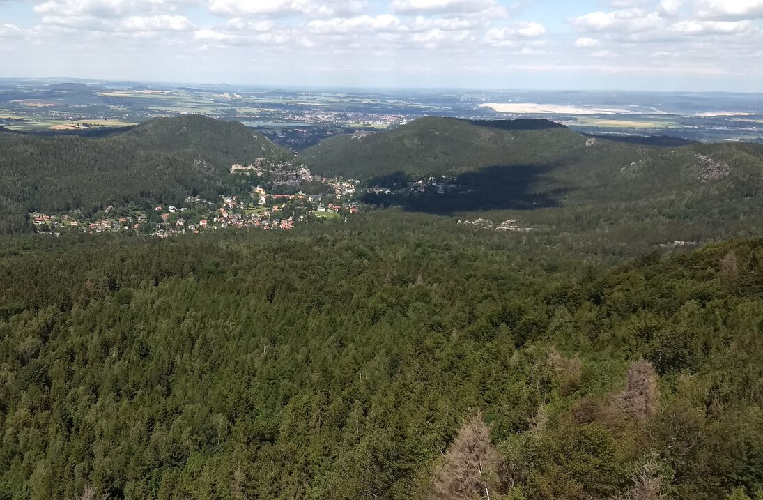 Blick vom Hochwald über das Zittauer Gebirge und das Zittau-Turow-Hradek-Becken.
