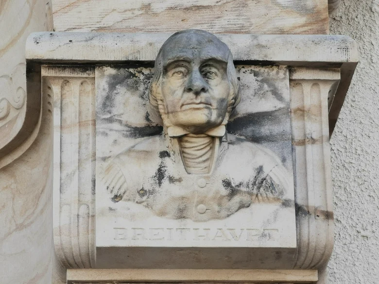 Büste von Breithaupt am Eingang des Mineralogischen Institutes in Freiberg.