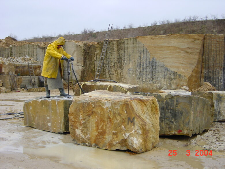 Werksteingewinnung aus Sandsteinen im Steinbruch Lohmen-Mühlleite, Gemeinde Lohmen, Landkreis Sächsische Schweiz-Osterzgebirge. Der Zuschnitt von großformatigen Sandsteinblöcken erfolgt hier mittels Presslufthammer zur Vorbereitung für den Abtransport. 
