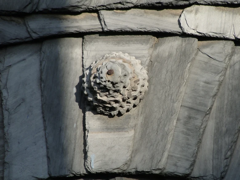 Kunstvoller Schlussstein einer Schieferfassade (über 100 Jahre alt).