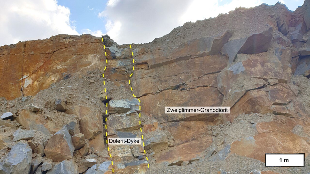 Dolerit-Dyke im Granodiorit im Steinbruch Sora (Wilthen).