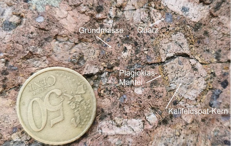 Porphyrischer Mikrogranit mit Einsprenglingen von Quarz und Feldspat