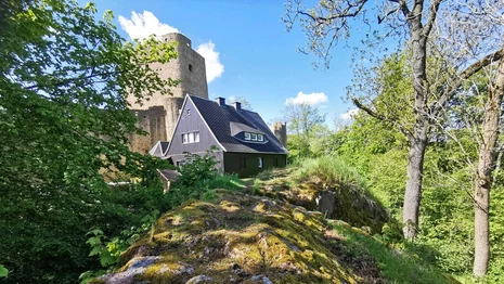 Schloss Frauenstein von hinten mit porphyrischem Mikrogranit (Granitporphyr)