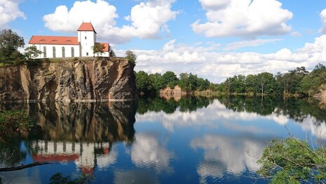 Kirche von Beucha über ehemaligem Steinbruch.