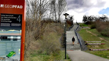 Geopfad am Markkleeberger See: Stele sowie Sedimentprofil der quartären Schichtfolge