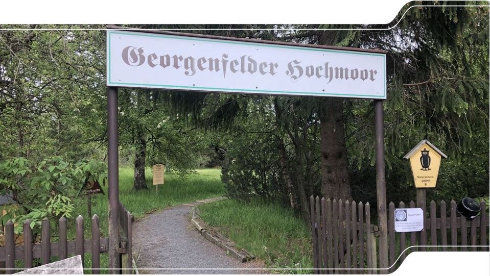 Eingang zum Georgenfelder Hochmoor mit tür und Namensschild