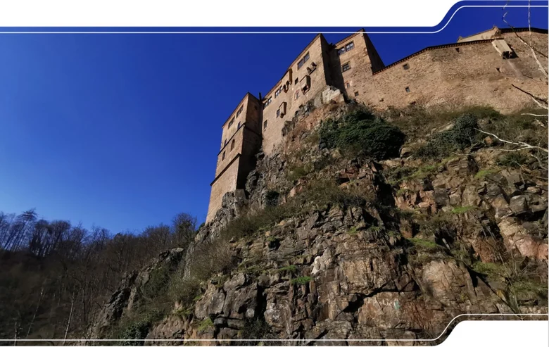 Felswand aus Granulit mit Gebäuden der Burg Kriebstein.