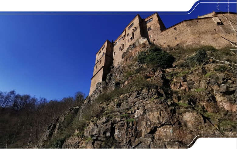 Felswand aus Granulit mit Gebäuden der Burg Kriebstein.