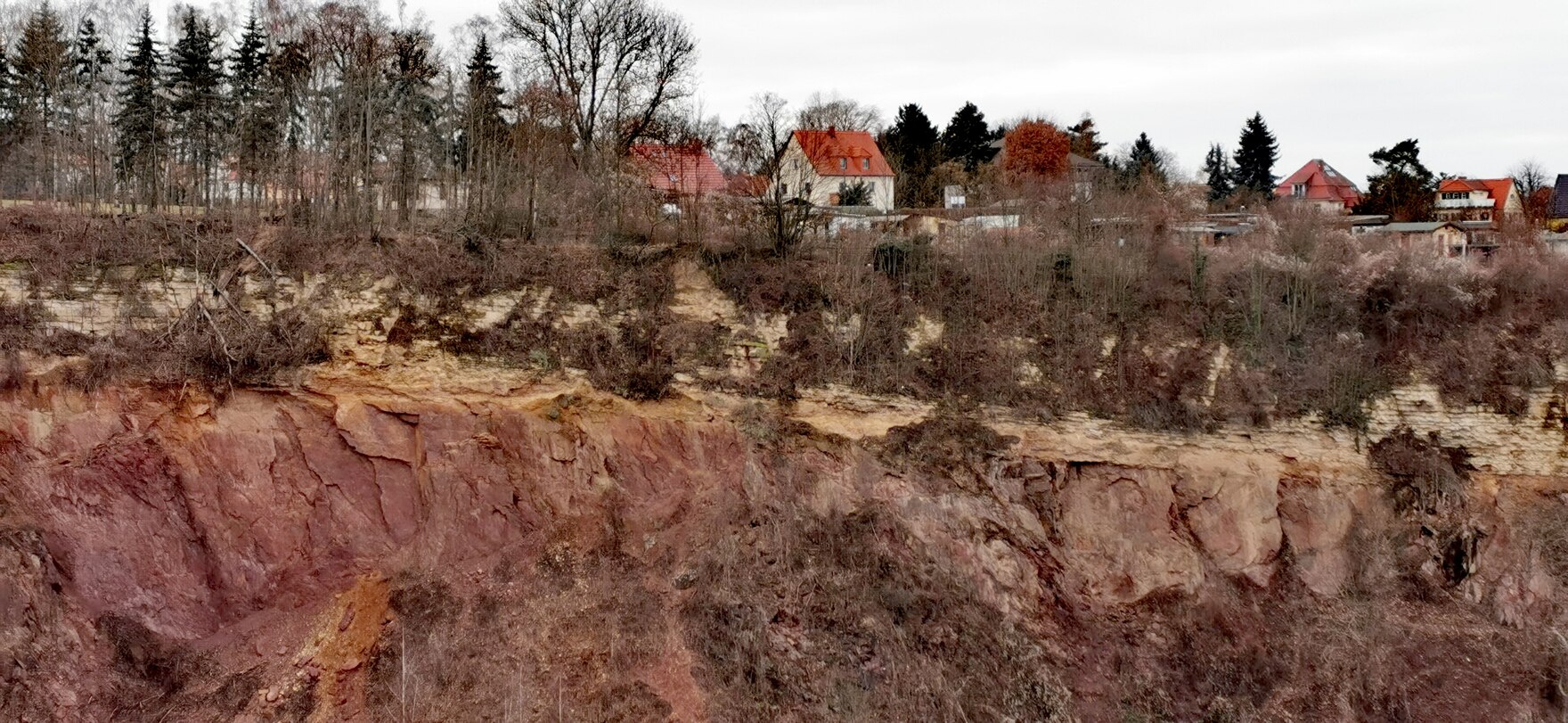 Felshang am Weißeritztal mit Grundgebirge und Deckegebirge.