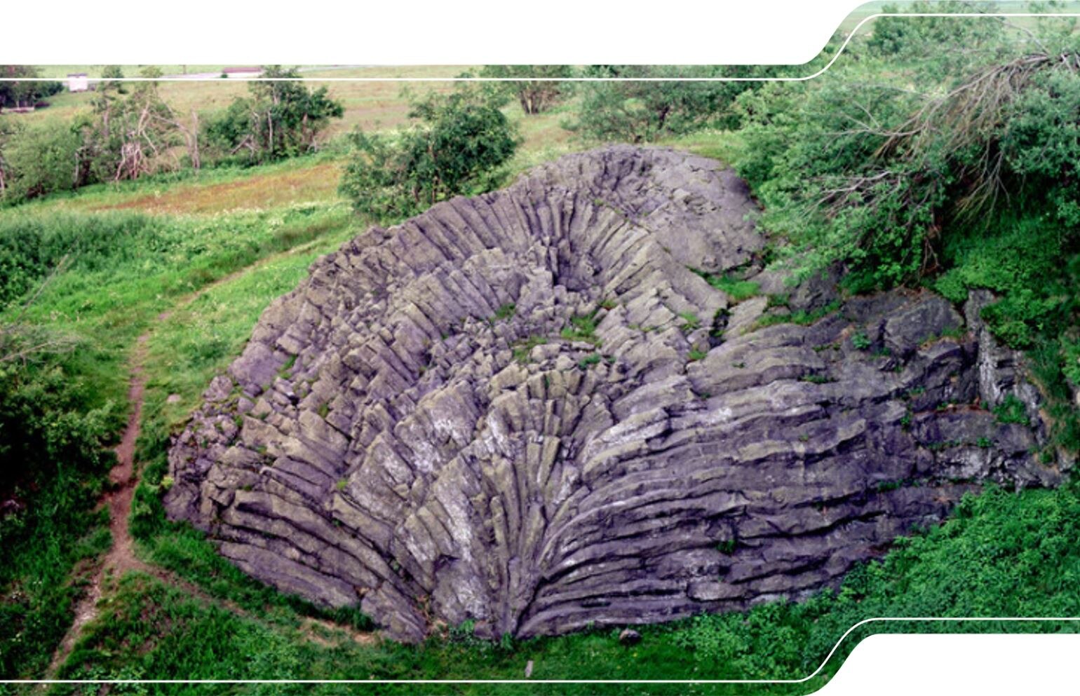 Fotograf zeigt den Palmenwedel Hirtstein, ein Beispiel für strahlenförmig angeordnete Basaltsäulen.