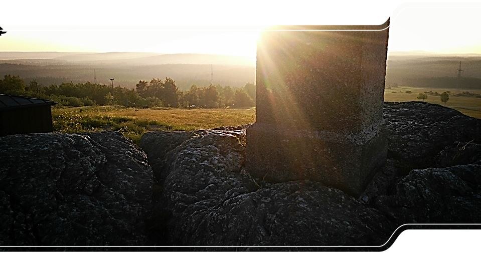 Landschaft des Erzgebirges vom Hirtstein aus gesehen mit Hügeln, Wäldern und Sonnenaufgang.