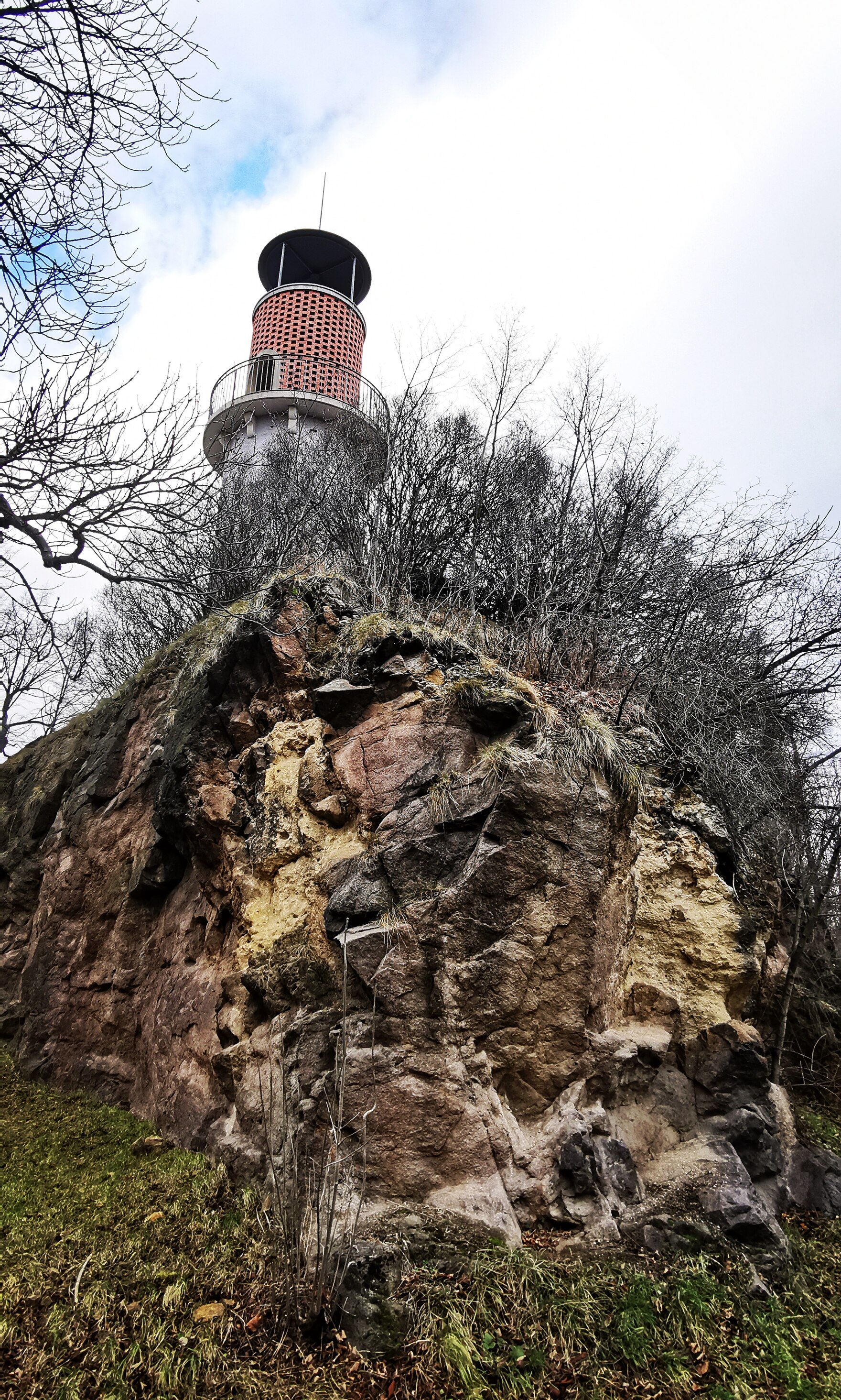 Felsen des Hohen Steins mit Aussichtsturm, die Brandungstaschen sind deutlich zu erkennen.