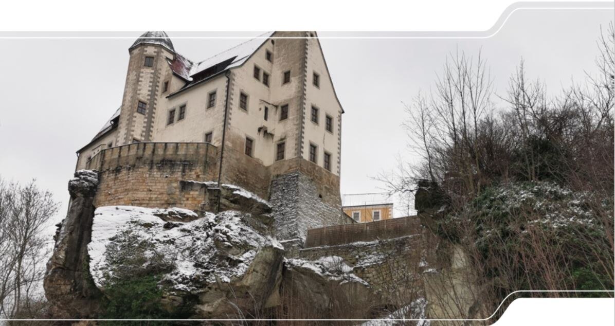 Das Bild zeigt das Hauptgebäude der Burg Hohnstein auf einem Sandsteinfelsen.