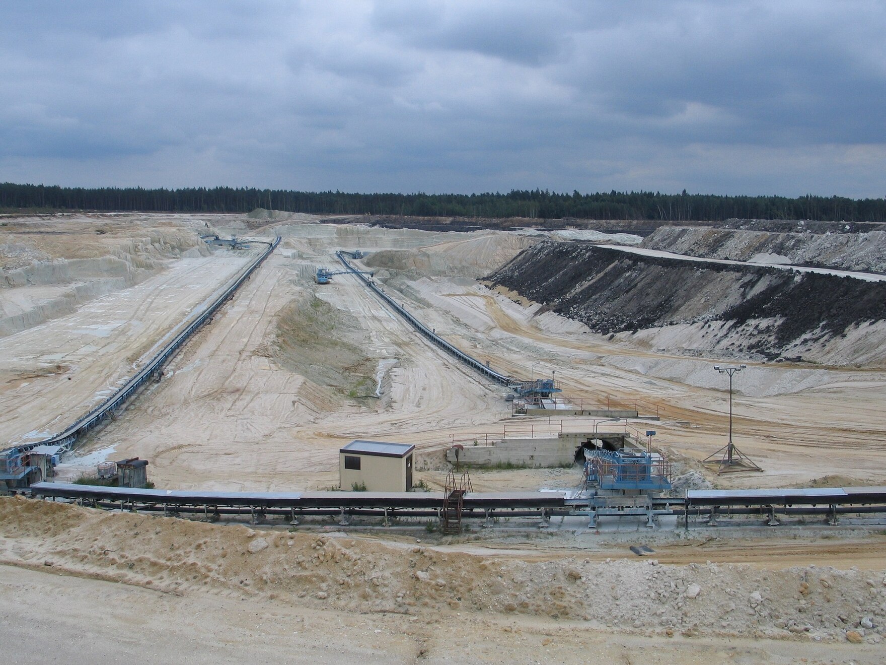 Bei Caminau in der Nähe von Bautzen wird großflächig Kaolin im Tagebau gewonnen. Der Abbau geschieht hierbei mittels Löffel- und Schaufelradbagger. Das abgebaute Material wird über teils überdachte Bandanlagen ins Verarbeitungswerk transportiert.