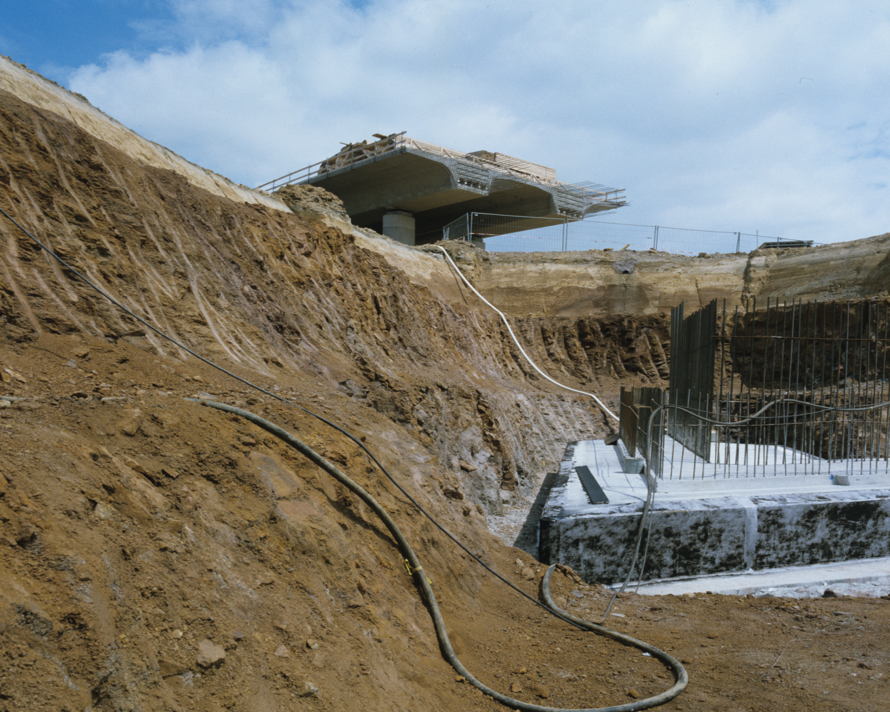 Das Bild zeigt die Baustelle einer Autobahnbrücke