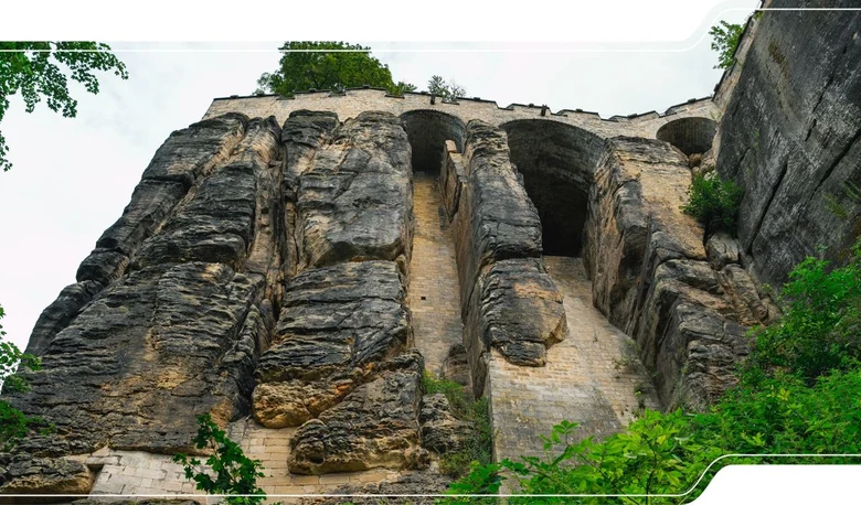 Festung Königsstein: Stützmauern zur erhöhung der Stabilität des Felsens.