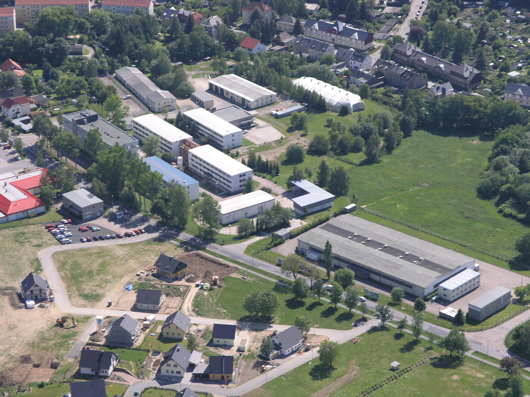 Aus dem Flugzeug fotografiert. Blick auf die Halsbrücker Straße mit dem Gebäudekomplex des Standortes Freiberg des LfULG (linke Bildhälfte). 