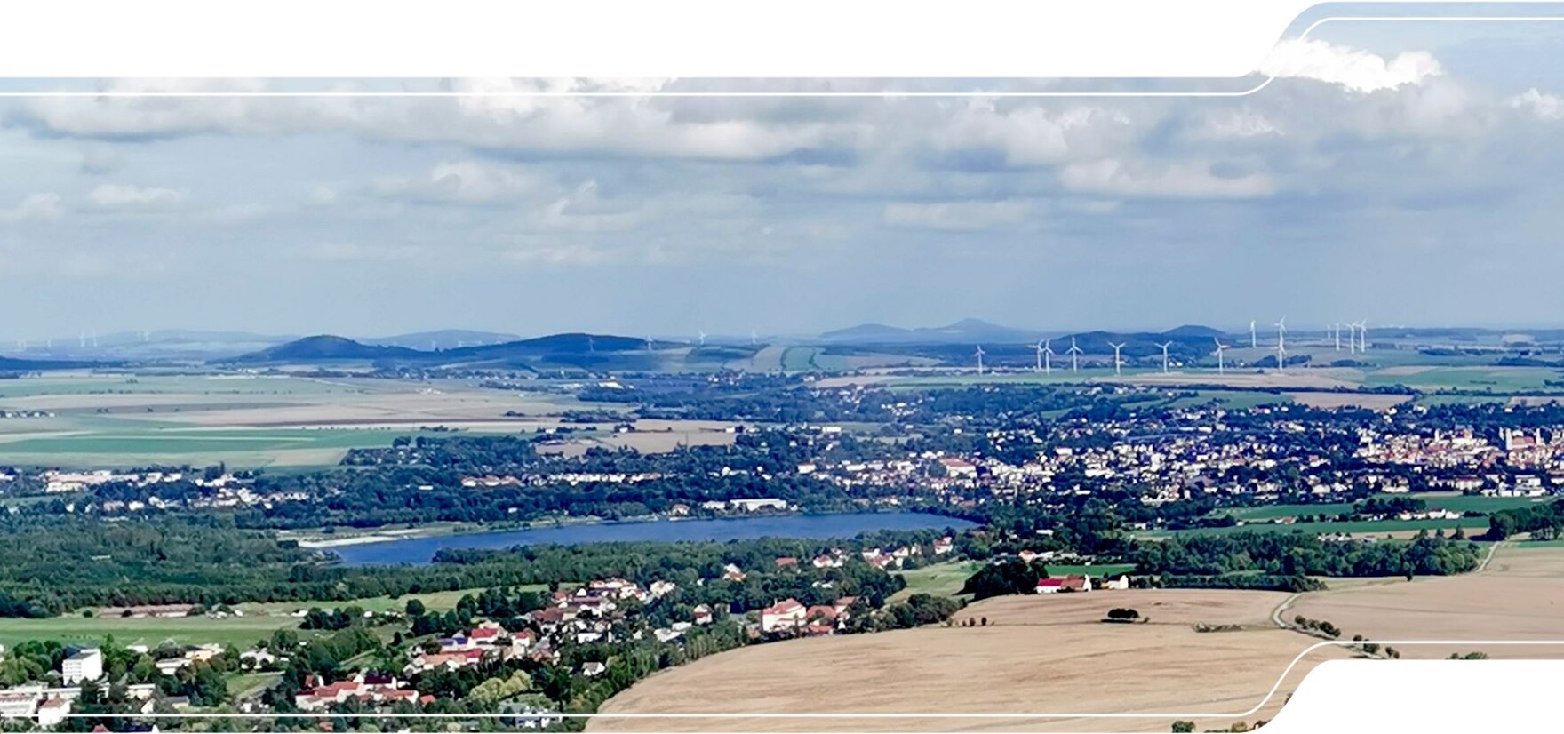 Blick vom Zittauer Gebirge auf den gefluteten Tagebau Olbersdorfer See mit rekultivierten Abraumhalden.