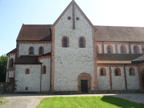 Rochlitzer Porphyrtuff im Kloster Wechselburg Das Kloster Wechselburg wurde aus Rochlitzer Porphyrtuff erbaut.
