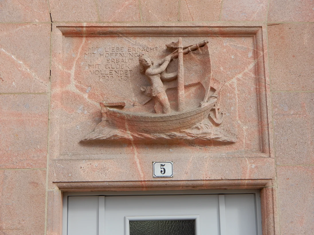 Das Eingangsportal zum Haus "Platz der Oktoberopfer 5" in Freiberg wurde mit einem Bildrelief aus Rochlitzer Porphyrtuff verziert.
