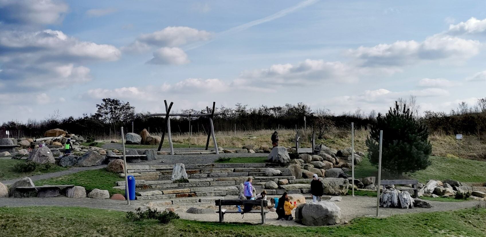 Spielgeräte und Besucher auf dem Steinerlebnisplatz am Markkleeberger See