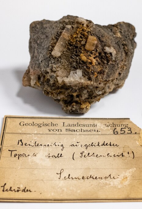 Liegender, doppelendrig ausgebildeter Topaskristall mit zahlreichen Spaltrissen. Material der Landeserkundung von Max Schröder RS8466.