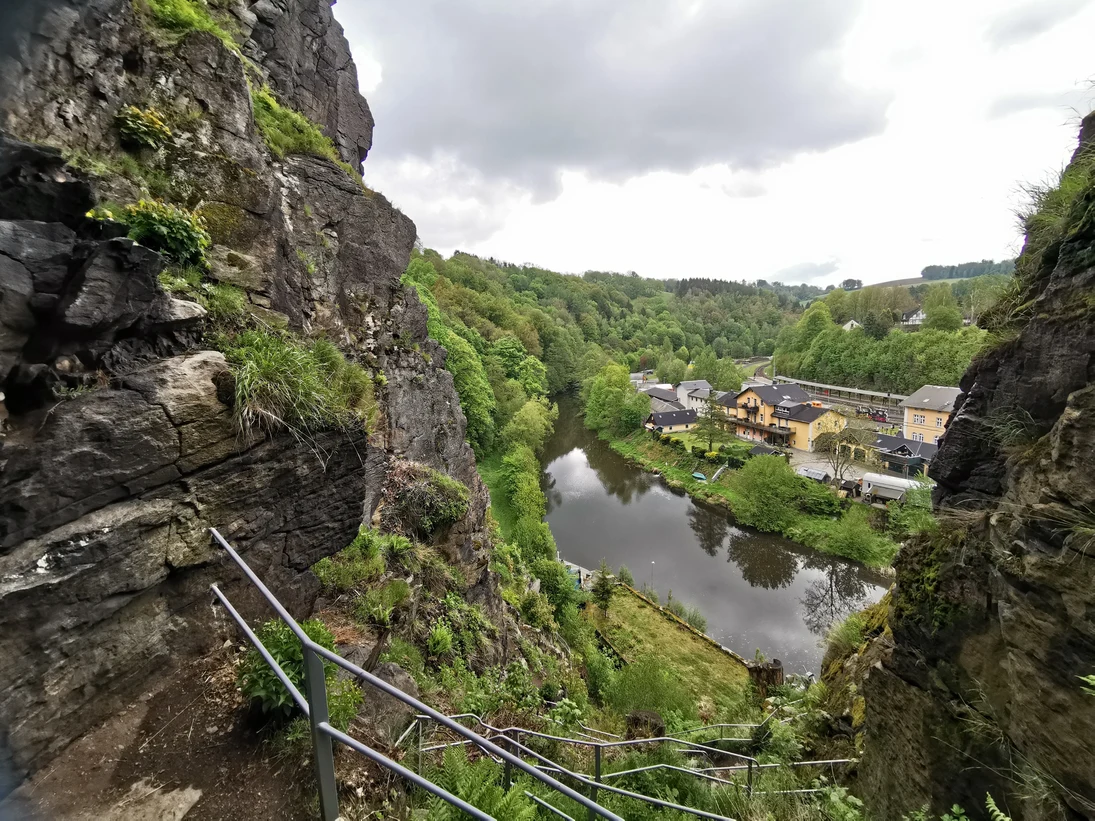 Blick von der Wolfsschlucht hinab ins Zschopautal.