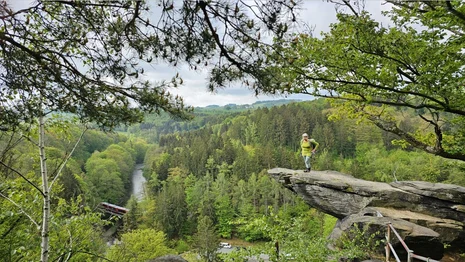 Felsen aus Zweiglimmergneis über dem Zschopautal in der Wolkensteiner Schweiz