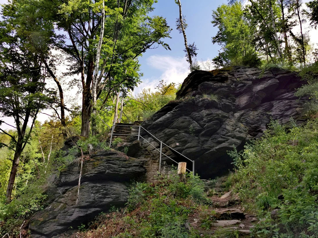 Alpiner Wanderweg durch die Wolkensteiner Schweiz zwischen Wolkenstein und Warmbad.