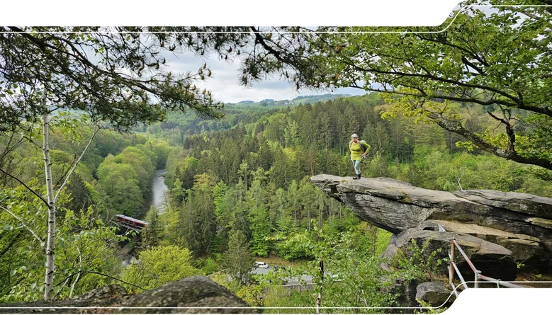 Felsen in der Wolkensteiner Schweiz mit Blick ins Zschopautal