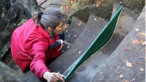 Geologe bei der Arbeit an einem Forschungsprojekt