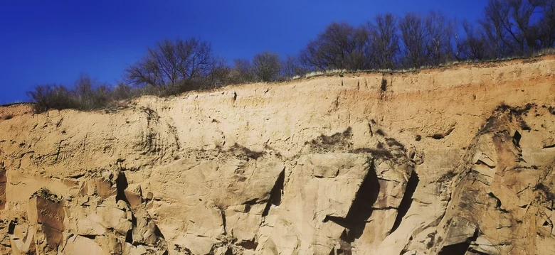 Diskordanz zwischen dem Meißener Massiv (unten) und darüber liegenden Sedimentgesteinen