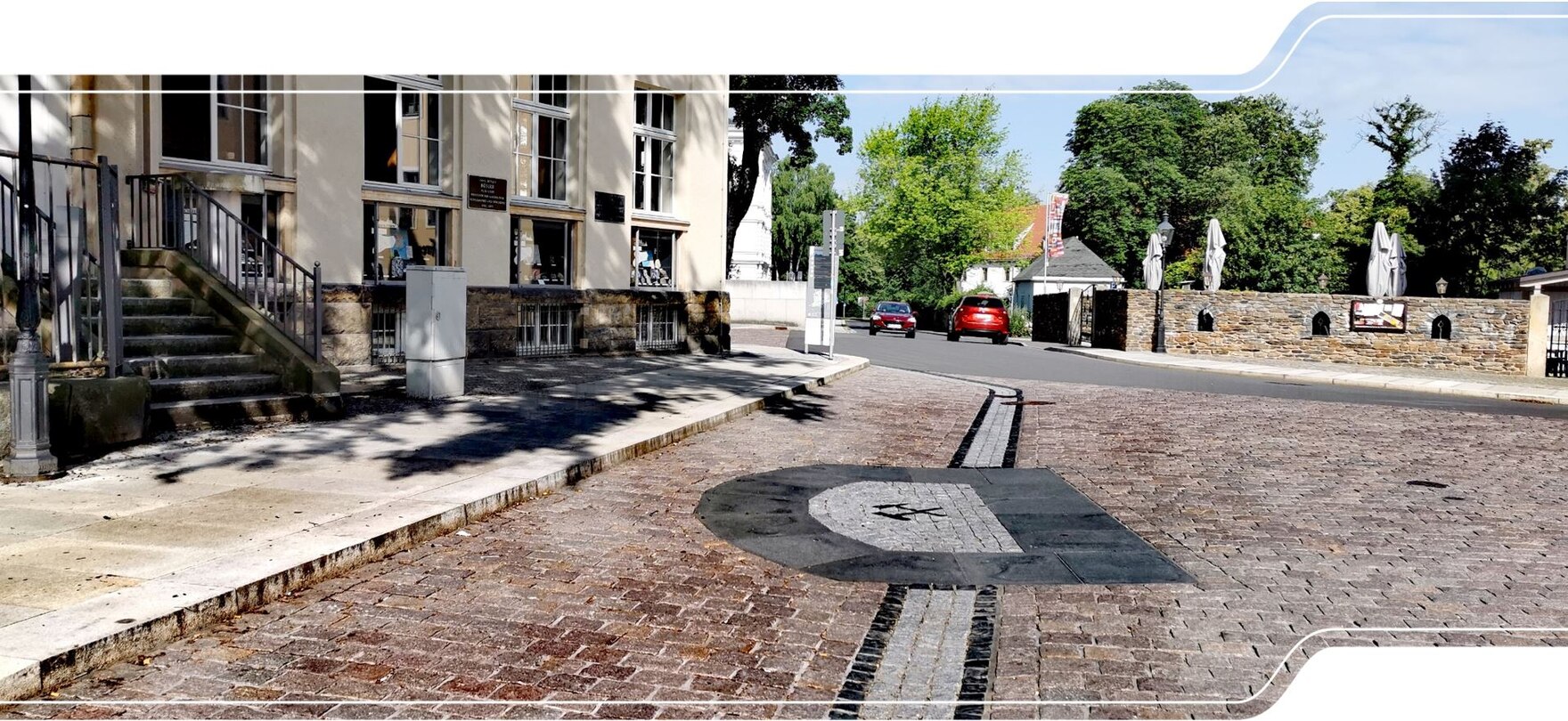 Verschlossener Zugang zum Familienschacht auf dem Boden der Straße am Untermarkt.