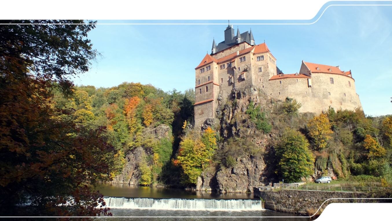 Die Burg Kriebstein über dem Fluss Zschopau auf einem Felsen im Granulit-Massiv.