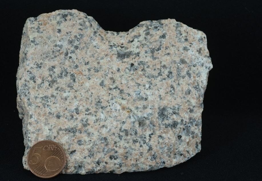 Der Eibenstocker Granit weist ein gleichkörniges richtungsloses Gefüge auf. Die Kalifeldspäte sind rosa, die Plagioklase weiß, die Quarze grau und der Glimmer schwarz.