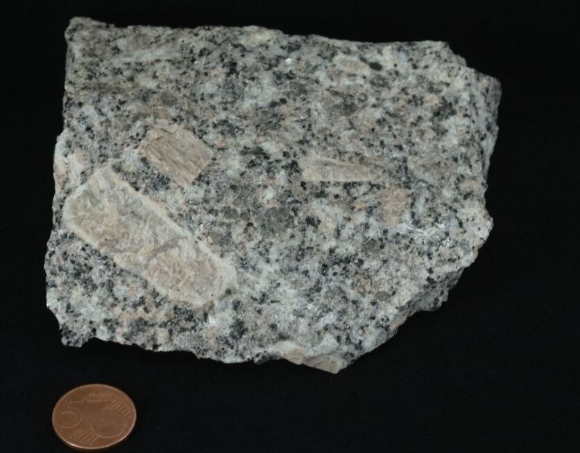 Kirchberger Granit: Die groben zonierten Kalifeldspatkristalle liegen in einer gleichkörnigen Matrix aus Quarz, Feldspat und Glimmer.