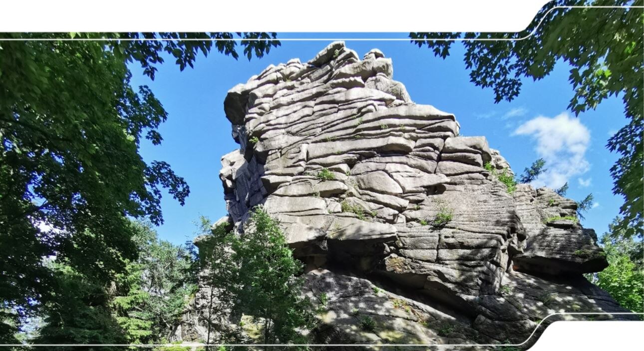 In den Greifensteinen bei Ehrenfriedersdorf ist ein jung-paläozoischer Granit in Felsformationen aufgeschlossen. Die typische Wollsackverwitterung greift an Kluftflächen an, die durch Druckentlastung beim Aufstieg des Gesteins entstanden.