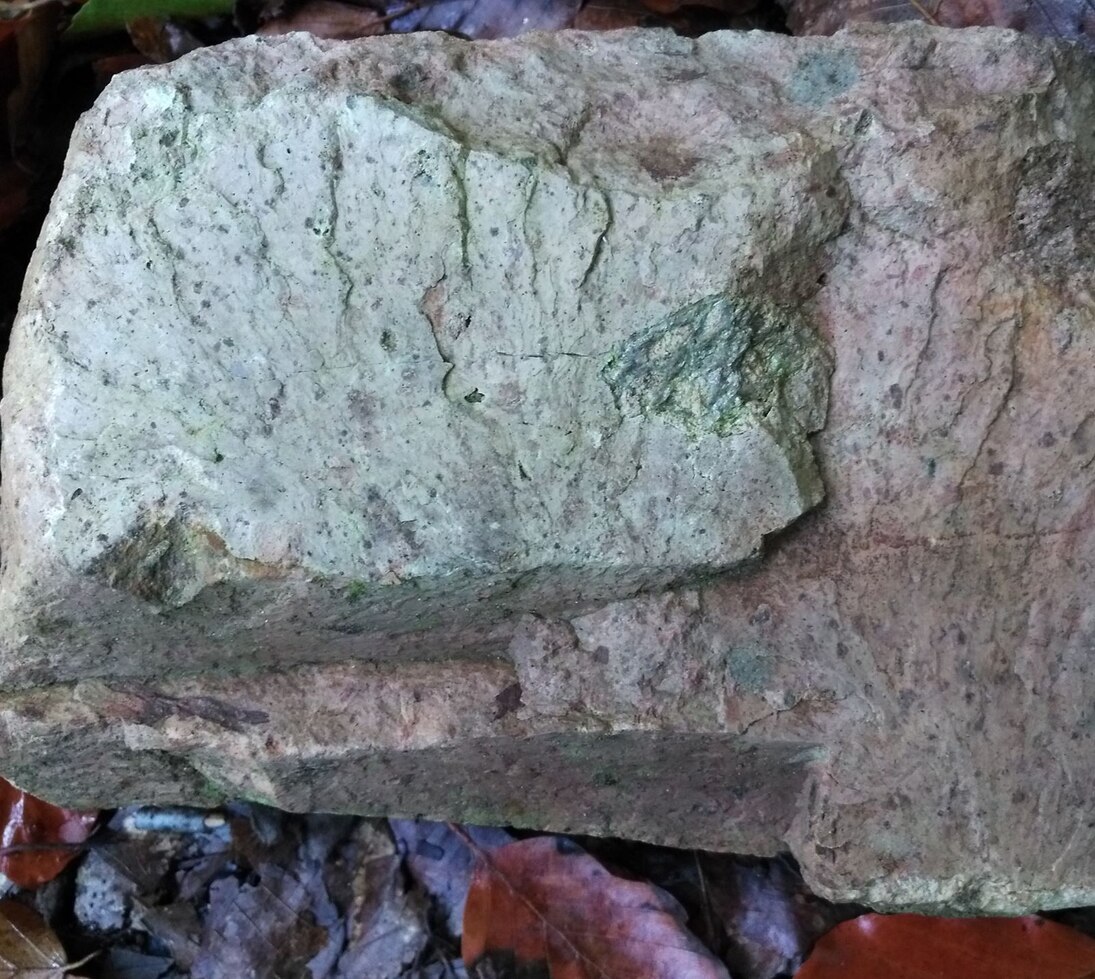 Handstück von gneisreichem Ignimbrit mit mehreren Gneislithoklasten.