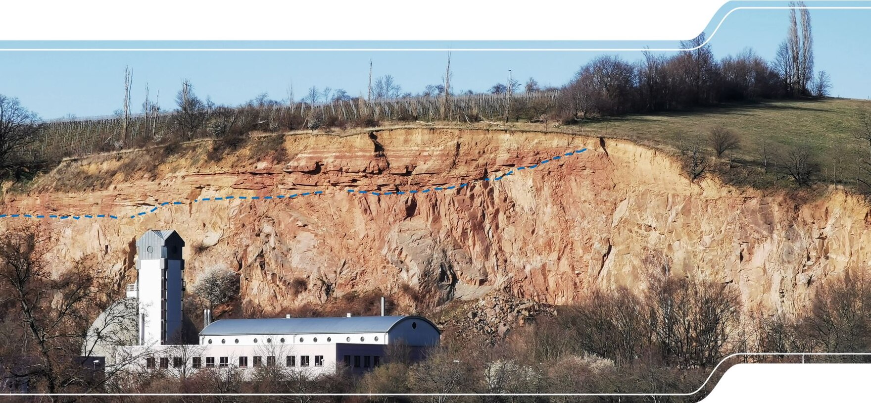 Felswand mit gut geschichteten Sedimenten des Buntsandsteins.