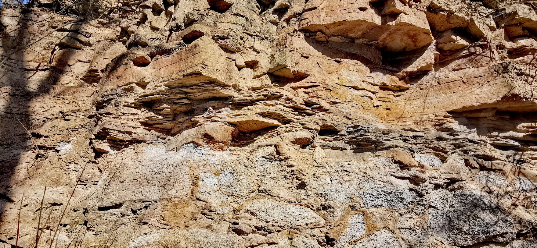 Aufschlussfoto einer Steinbruchwand