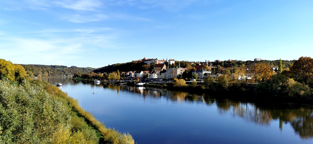 Elbtal bei Pirna mit sanften Talhängen aus weichen kalkhaltig-mergeligen Gesteinen