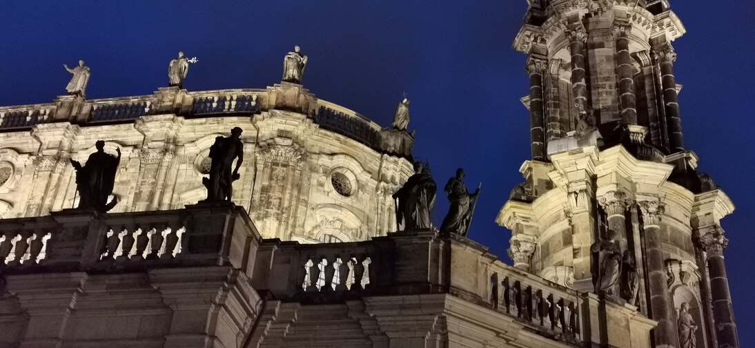 Hofkirche in Dresden mit aus Kreidesandstein modellierten Figuren